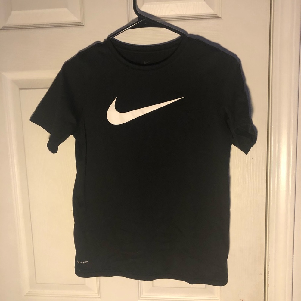 Boys’ Black Nike Swoosh Tee